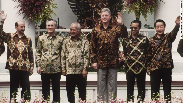 From 2013, we go back in time also to Indonesia, but Bogor instead of Bali, for the second APEC meeting in 1994. Looking not at all stiff in his Javanese batik top, U.S. President Bill Clinton -- who started the funky photo tradition by passing out bomber jackets to participants at the inaugural APEC held near Seattle in 1993 -- stood front and center to celebrate the historic declaration.