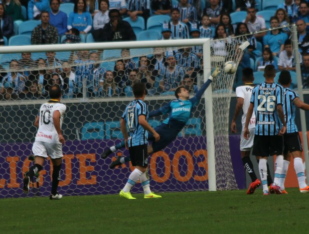 Marcelo Grohe faz defesa contra o Criciúma (Foto: Diego Guichard)