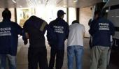 OPERATIVO. Tres de los detenidos al ser trasladados a Jefatura (Prensa Policía de Córdoba/Archivo).