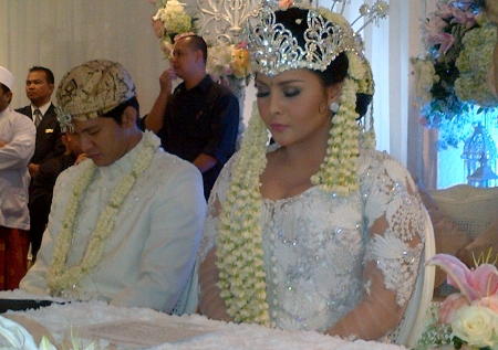 Pasangan Audy dan Iko Uwais kini baru saja resmi menjadi suami istri ...