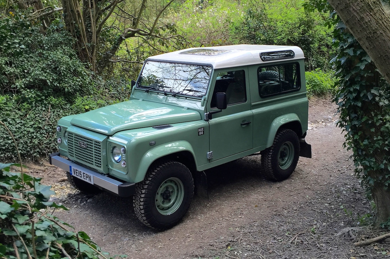 Land Rover Defender 90 Heritage Edition front three quarters