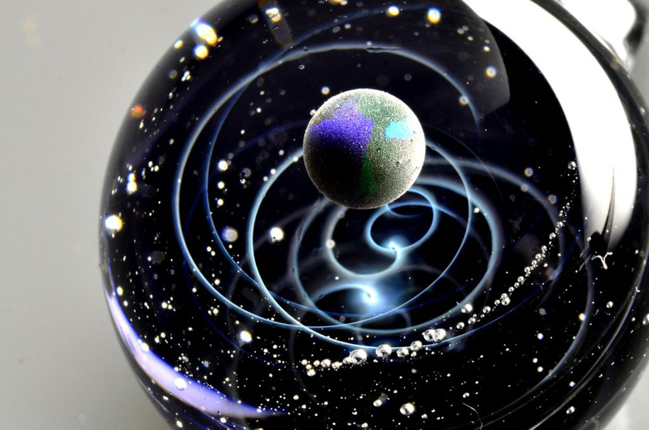 planets-galaxy-glass-pendants-space-glass-satoshi-tomizu-9