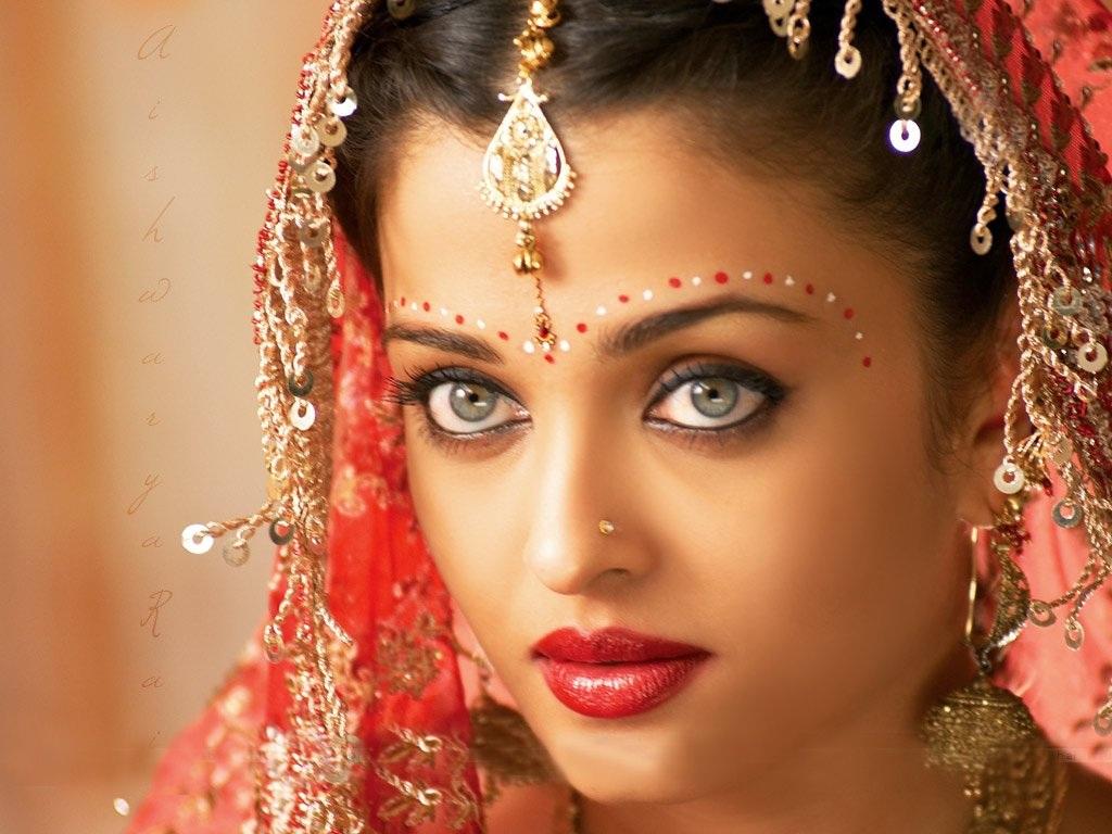 bollywood-aishwarya-rai-red-sari-without-clothes-2062753630