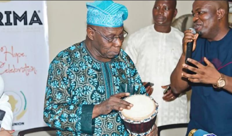 Former President of Nigeria OBJ Shows Off His 'Drummer's' Skill As He Receives AFRIMA(pics)