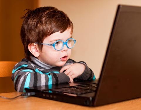 crianca-aprendendo-no-computador