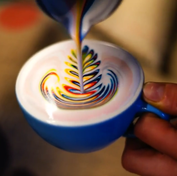 قهوة برغوة ملونة