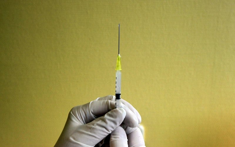 A nurse prepares a H1N1 flu vaccine shot at a hospital in Budapest, Hungary, in this November 20, 2009 file photo.  REUTERS/Karoly Arvai/Files