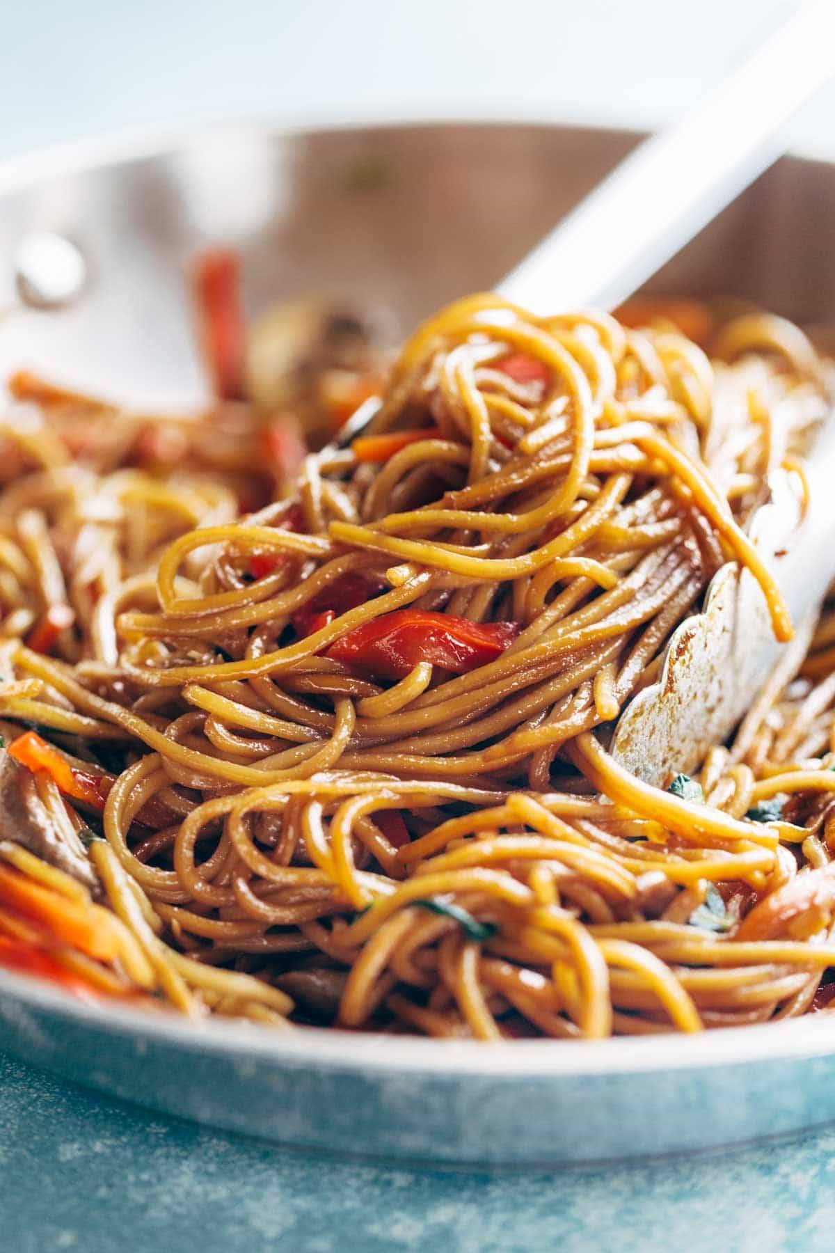 15 Minute Lo Mein! A super easy go-to for a quick Asian noodle stir fry that comes together in just 15 minutes. | pinchofyum.com