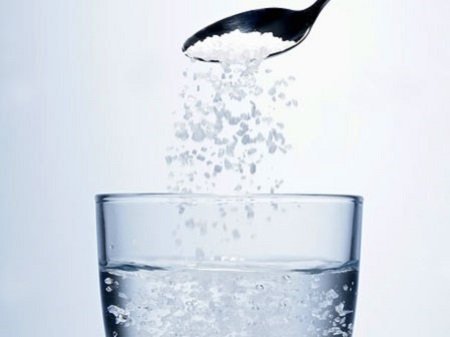 Cách chữa trị hôi nách với nước muối ấm