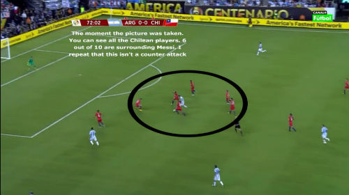 Sốc với hình ảnh Messi bị "cô lập" ở ĐT Argentina - 2