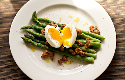 الهليون مع البيض المسلوق اكلة خفيفة تساعد في حرق الدهون سريعا