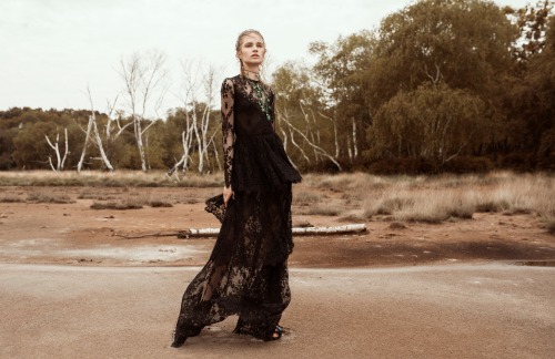 ‘Don’t leave me that way’ ELIE SAAB Pre-Fall 2016 for the July...