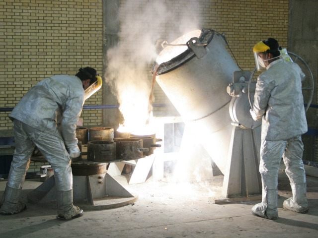 Technicians work at a uranium processing site in Isfahan 340 km (211 miles) south of the Iranian capital Tehran, March 30, 2005. France, Britain and Germany are considering letting Iran keep nuclear technology that could be used to make bombs, an apparent move towards a compromise with Tehran, diplomats said on Wednesday