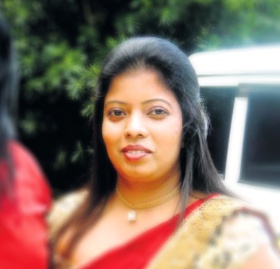  Hashini Ratnayaka in police custody on alleged of fraud of gold jewellery worth 1 million!]