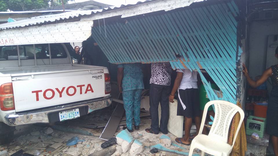 Photos: Lady left unconscious after car suffers brake failure and rams into a building in Port Harcourt
