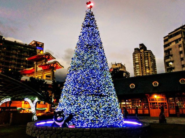 ▲▼新北投捷運站星街溫泉聖誕樹。（圖／IG@pei_hsin_sally提供，請勿隨意翻拍，以免侵權。）
