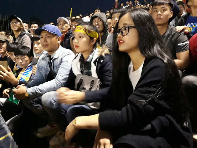Sân Vinh thành “chảo lửa”: Hot girl xứ Nghệ xem bóng đá muôn màu độc, lạ - 9