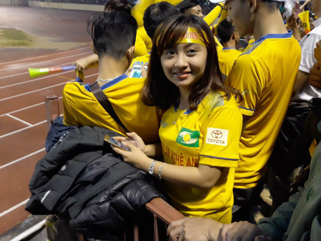 Sân Vinh thành “chảo lửa”: Hot girl xứ Nghệ xem bóng đá muôn màu độc, lạ - 7