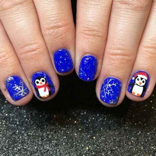 @kelly_m_kirsch’s tiny Christmas penguins! #christmasnails...