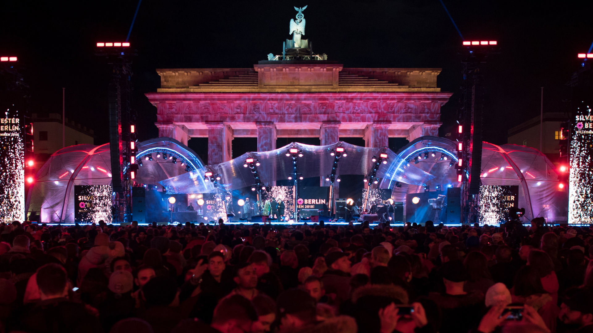 Tausende Zuschauer verfolgen Deutschlands größte Silvesterparty am Brandenburger Tor. | Bildquelle: dpa