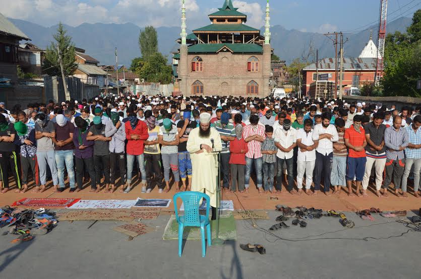 People offered 'Asr' Namaz on roads as a 'mark of protest' in Srinagar.