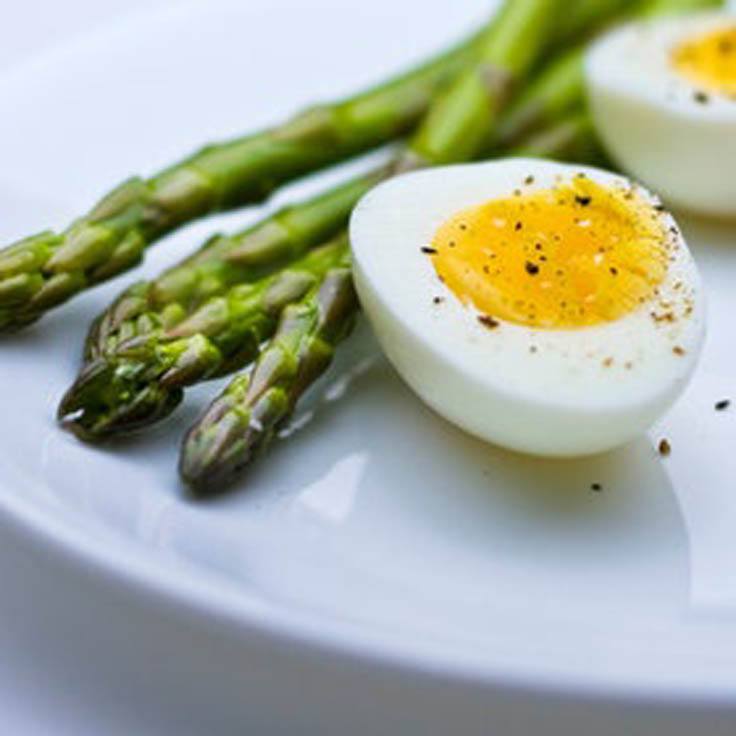 Asparagus-and-hard-boiled-eggs