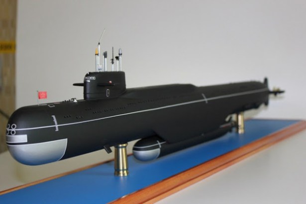 Losharik and MotherShip-Model of a Yankee or Delta class submarine acting as mothership to what may be a Losharik 60-80m long submarine attached to its belly.