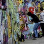 Fotos de Gante, ruta street art chicos pintando graffiti