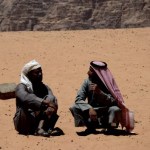Fotos de Wadi Rum, Jordania - beduinos charlando