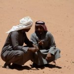 Fotos de Wadi Rum, Jordania - beduinos hablando