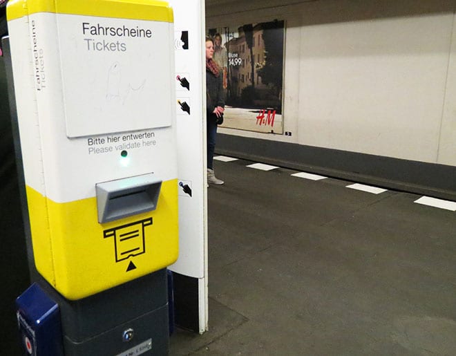 Validador de bilhetes no metro de Berlim