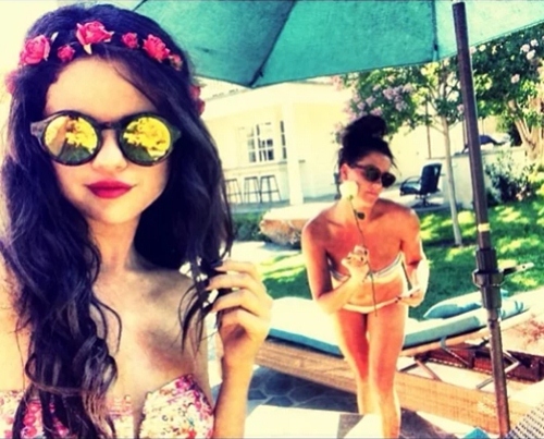 Diện bikini, Selena Gomez cũng sexy chẳng kém ai! - 7