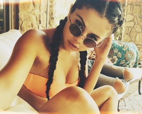 Diện bikini, Selena Gomez cũng sexy chẳng kém ai! - 11