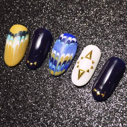 Blue nails! I really admire the chicness and wearability of...
