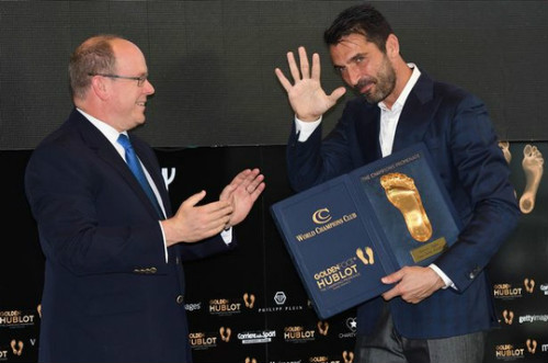 Qua mặt Messi & Ronaldo, Buffon ẵm giải "Bàn chân vàng" - 1