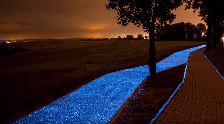 glowing blue bike lane-TPA-instytut-badan-technicznych-poland-3