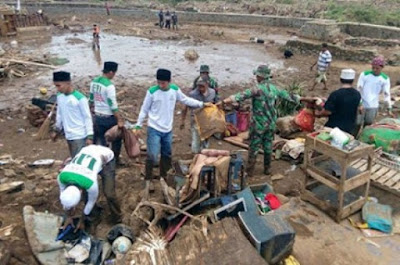 Bersama TNI, Laskar FPI Evakuasi Mayat di Lokasi Bencana Garut