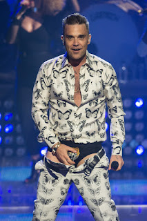 Robbie Williams flahes famous tiger pants