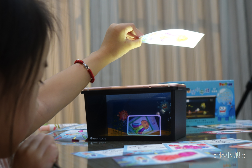 很可愛耶！FunPark 童書夢工廠每月提供 500 本電子童書只要在紙上畫魚，就可以用手機感應，然後放進虛擬 AR 水族箱裡面養魚唷...