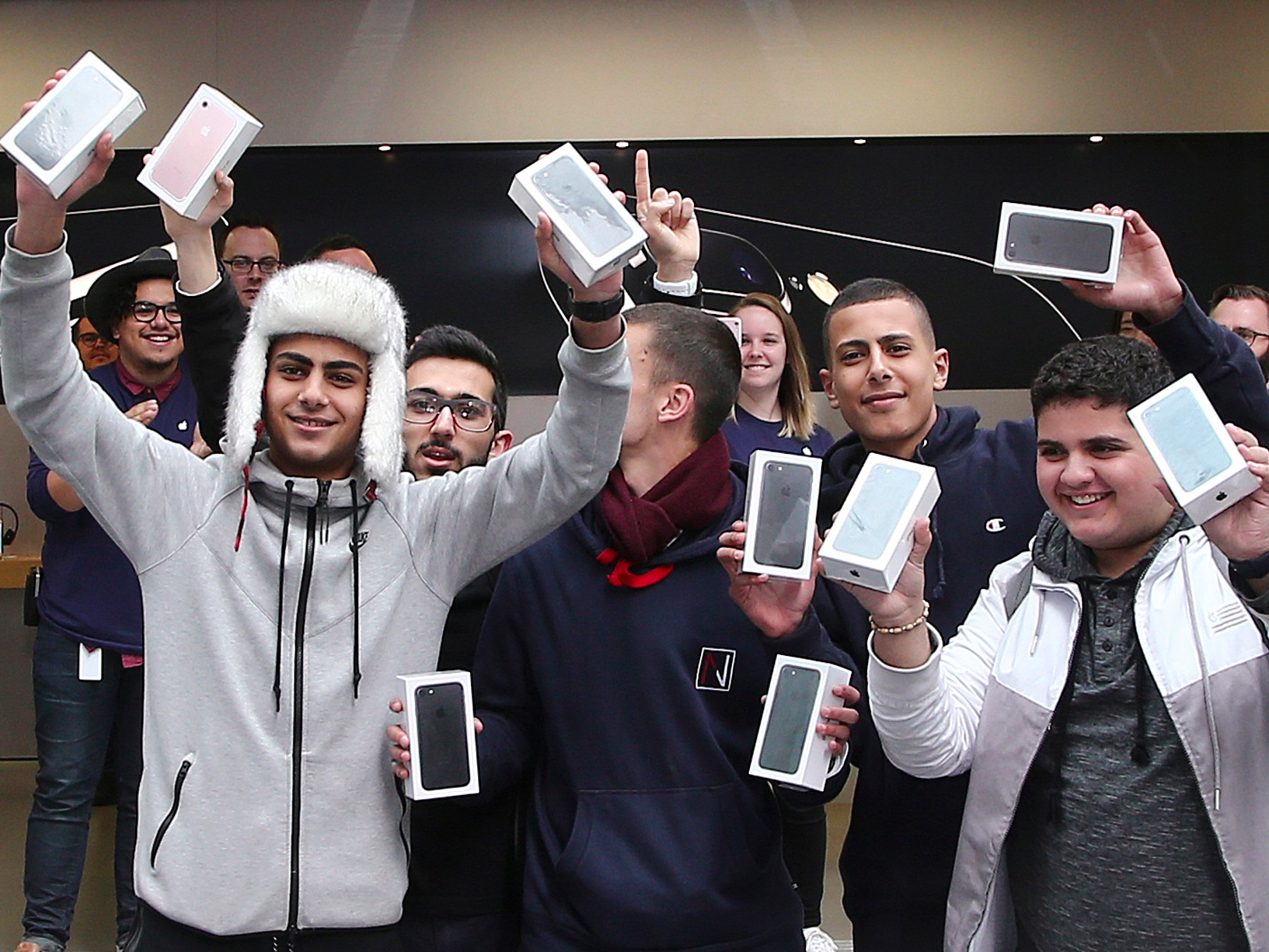 customers buy iphone 7 at apple store