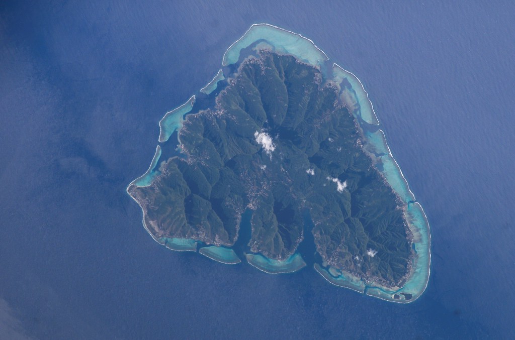 Archive: Mo'orea, South Pacific (NASA, International Space Station, 09/13/03)