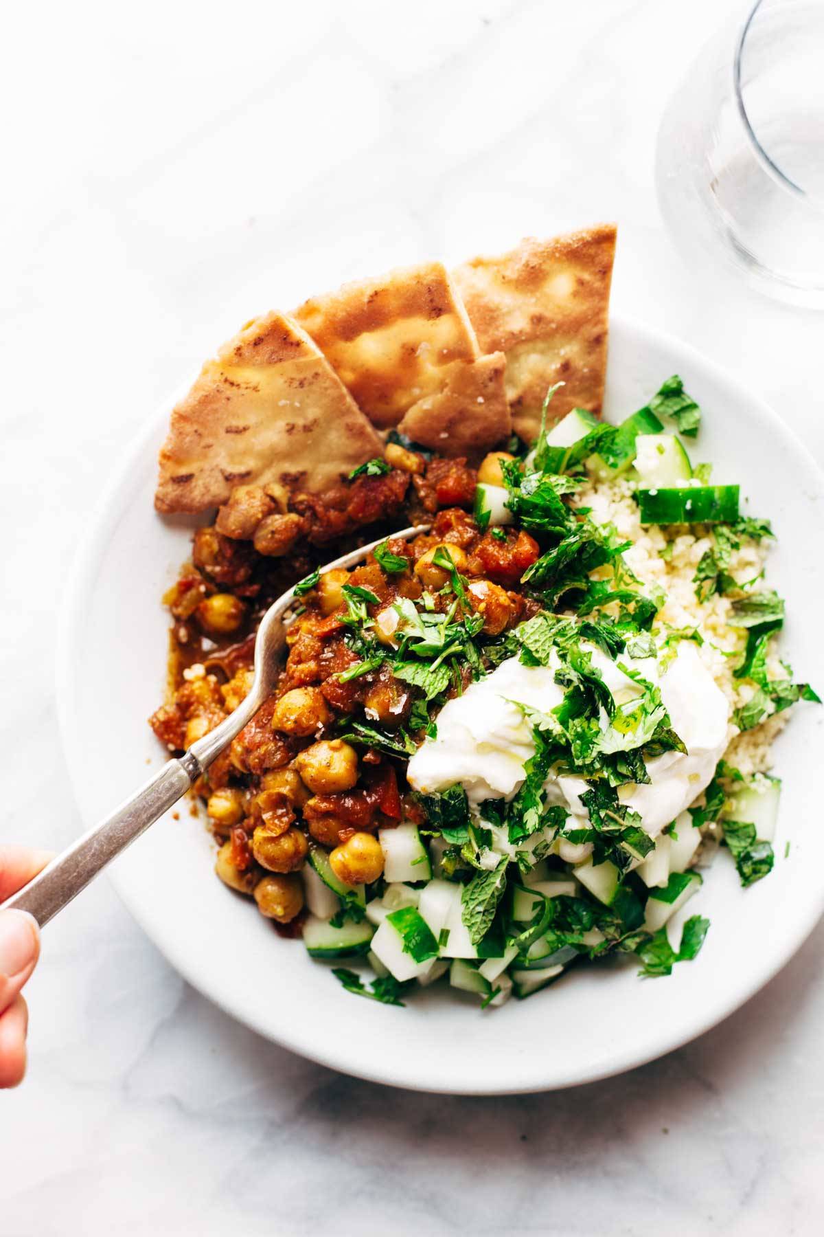 Detox Moroccan Chickpea Glow Bowls: clean eating meets comfort food! vegetarian / vegan. | pinchofyum.com