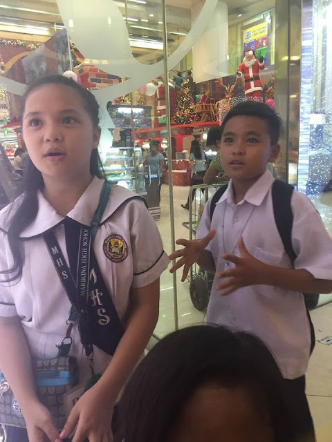 Touching Story Of Young Kids In Their Uniforms Selling Sampaguita In Front Of Trinoma! READ IT HERE!