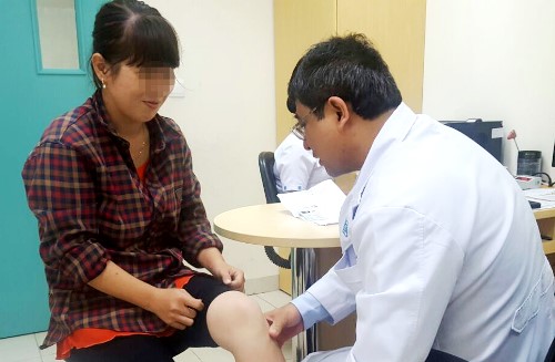 PGS Bùi Hồng Thiên Khanh đang khám cho người bệnh bị thoái hóa khớp