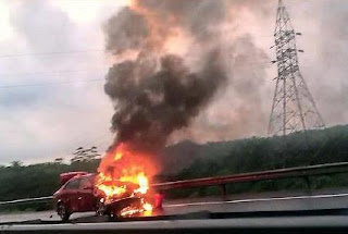  Japanese national who saved life when vehicle went up in flames on expressway . .. a fire extinguisher!