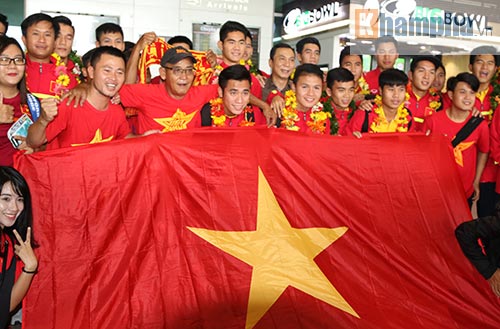 Fan nữ xinh theo chân U19 Việt Nam về khách sạn - 3
