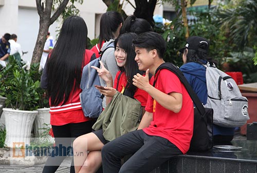 Fan nữ xinh theo chân U19 Việt Nam về khách sạn - 7