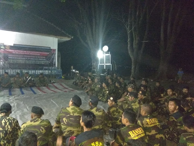 56 anggota banser yang dinyatakan lulus Diklatsar oleh PC GP ansor Kota Kraksaan, mengikuti pembaretan akademi Banser angkatan ke-IV http://ift.tt/1uCIUps