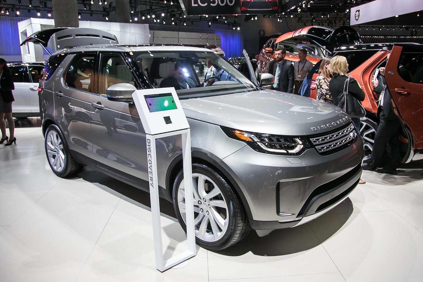 2017 Land Rover Discovery front three quarters