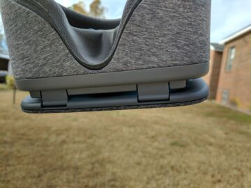 Daydream View bottom hinges